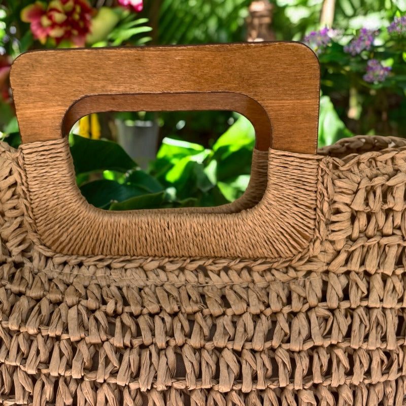 Hand-knitted beige straw bag with outlet wooden handle