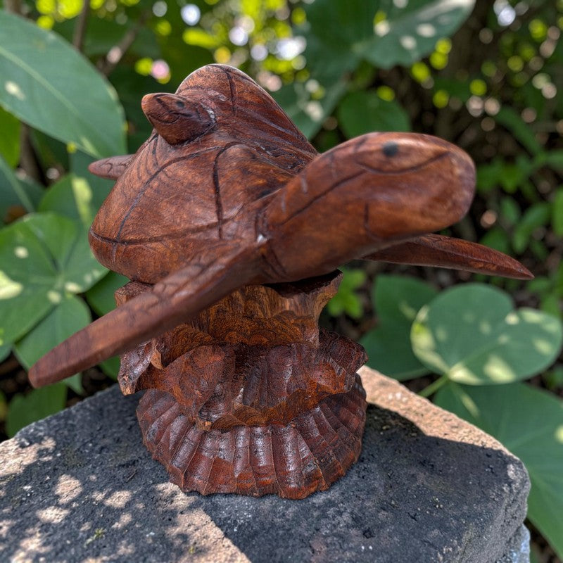 Hand-Carved Hawaiian Sea Turtle with Ke Iki 10"